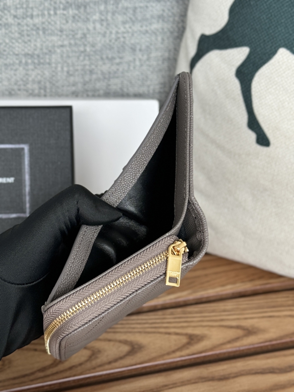 イヴサンローラン財布角部分ディテール